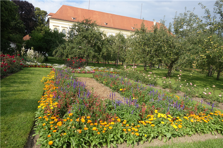 munich 5472 Dachau palace and garden-crop-v2.JPG